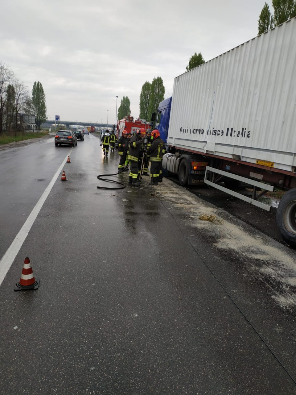 Tir perde il gasolio in strada, traffico difficoltoso sulla Cerca