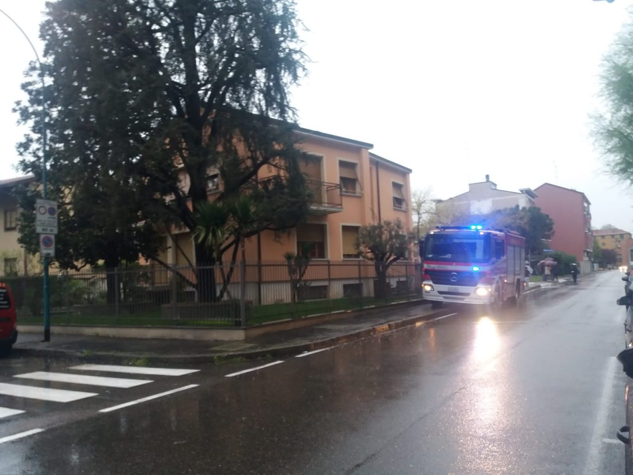 Cornicioni pericolanti per il maltempo, intervento dei Vigili del fuoco