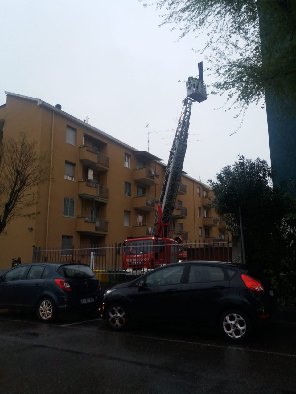 Cornicioni pericolanti a Cologno MOnzese via i maggio