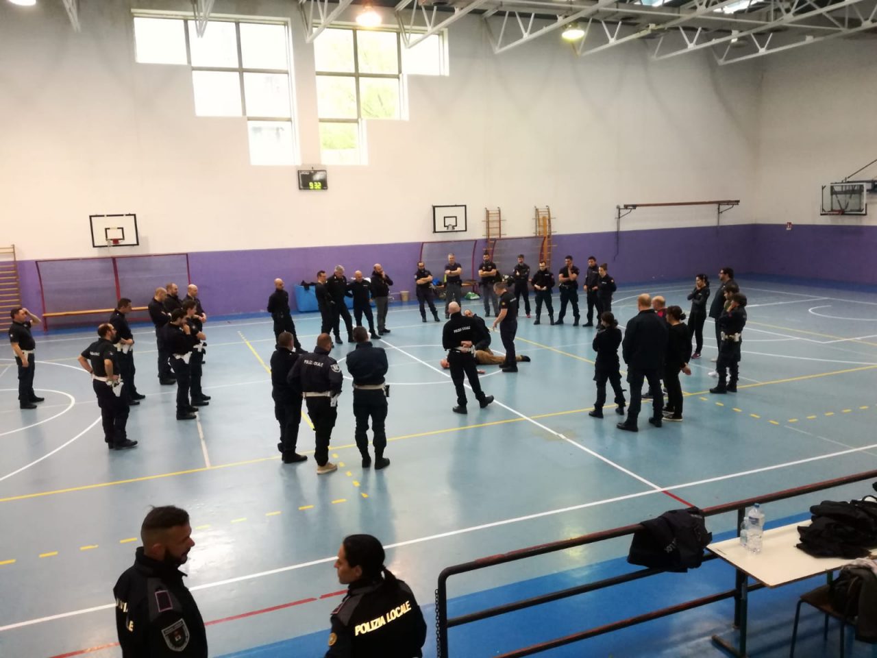Vigili a scuola a Bussero per corso di formazione della Polizia locale