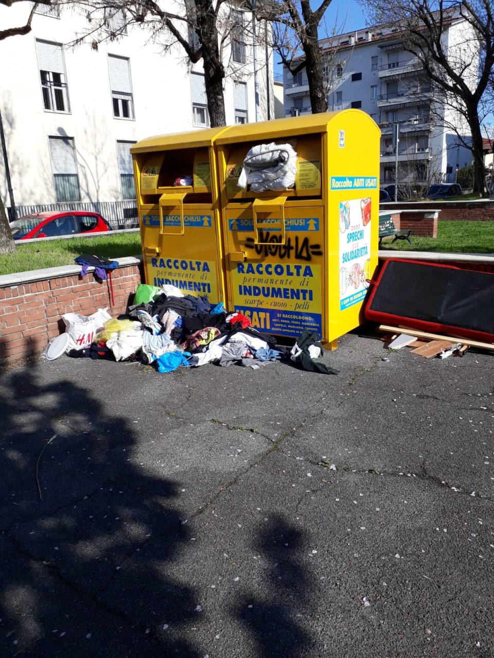 Rifiuti abbandonati in mezzo al parchetto. Beccati gli incivili