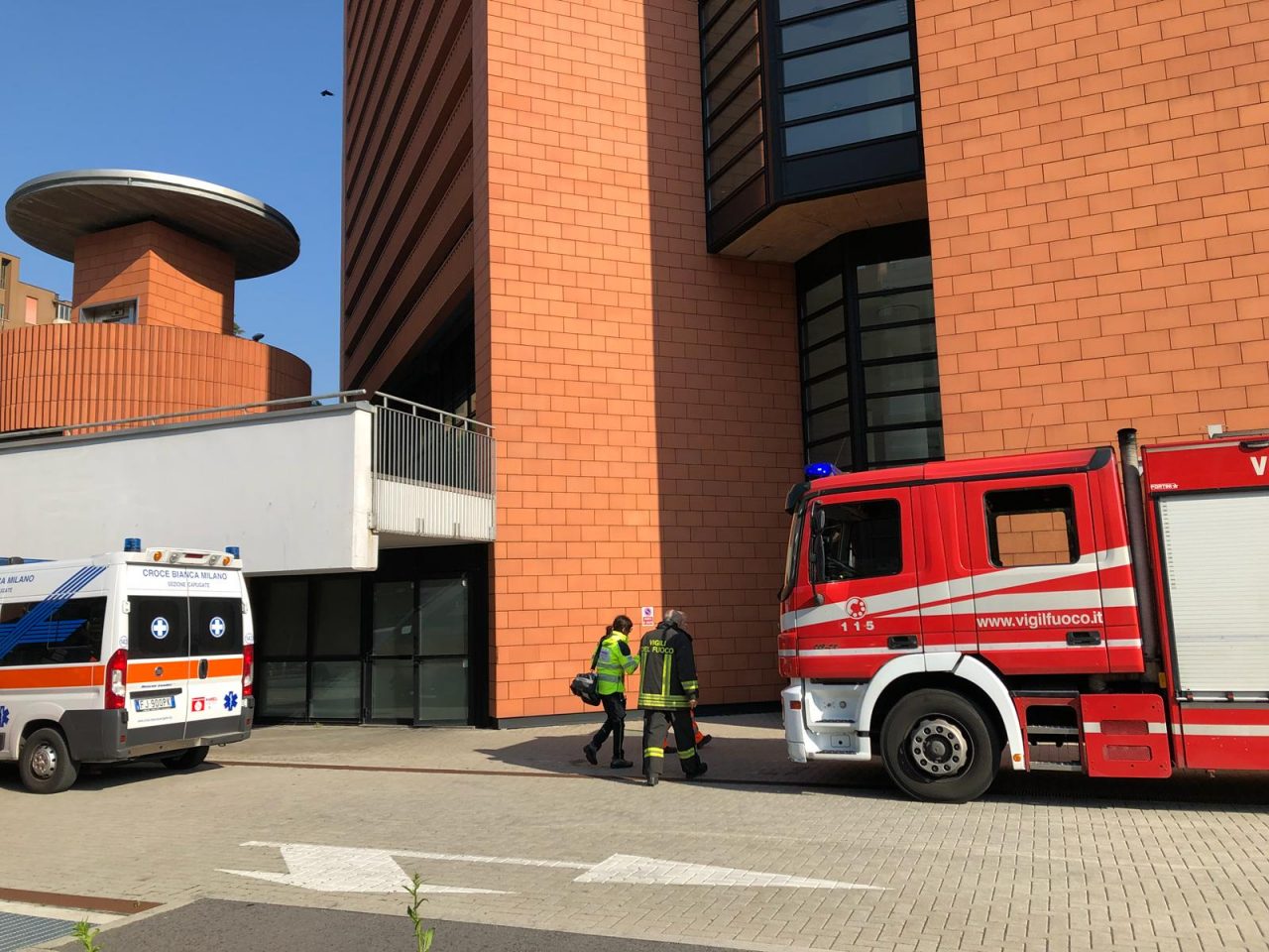 Folgorato mentre lavora, arrivano ambulanza e pompieri