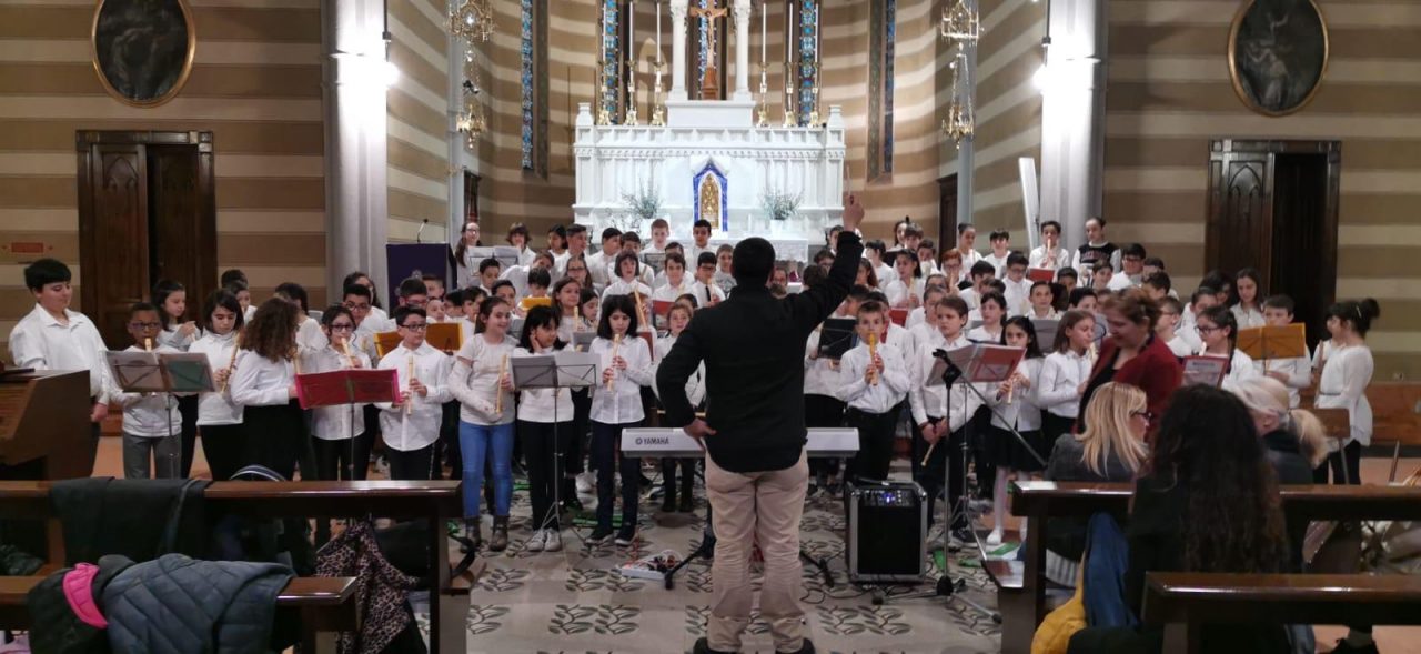 Gli alunni del comprensivo Ai nostri caduti di Trezzo in concerto nella chiesa di Concesa