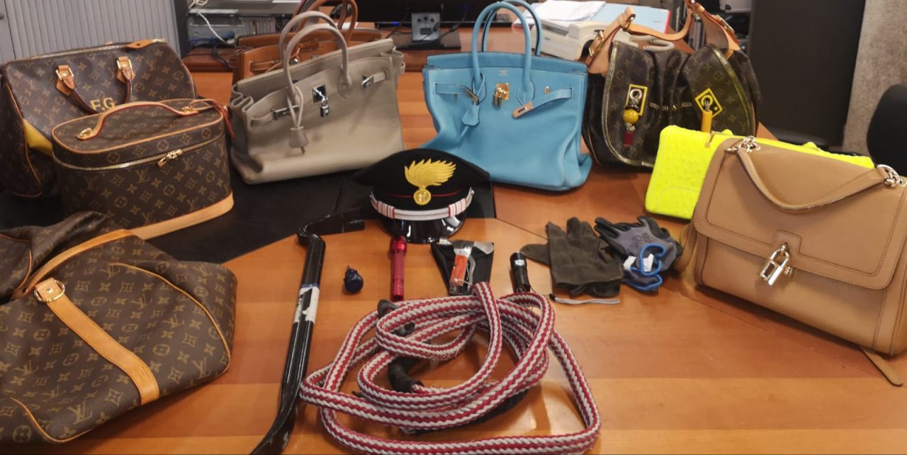 A bordo di un’auto rubata con borse di marca “sospette”. Arrestato