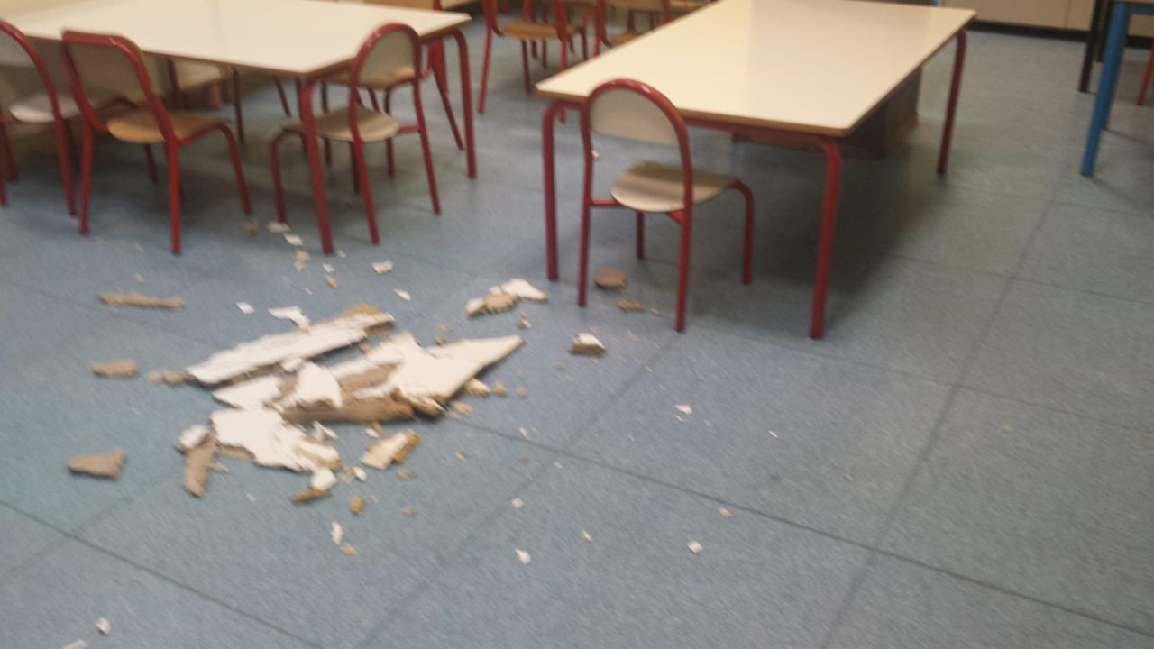 Crollo di un pezzo di controsoffitto alla scuola dell’infanzia