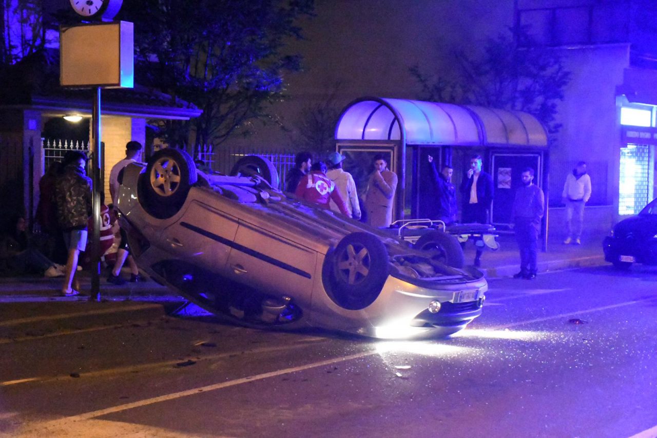 Si ribalta in auto con due bimbi a bordo | SIRENE DI NOTTE