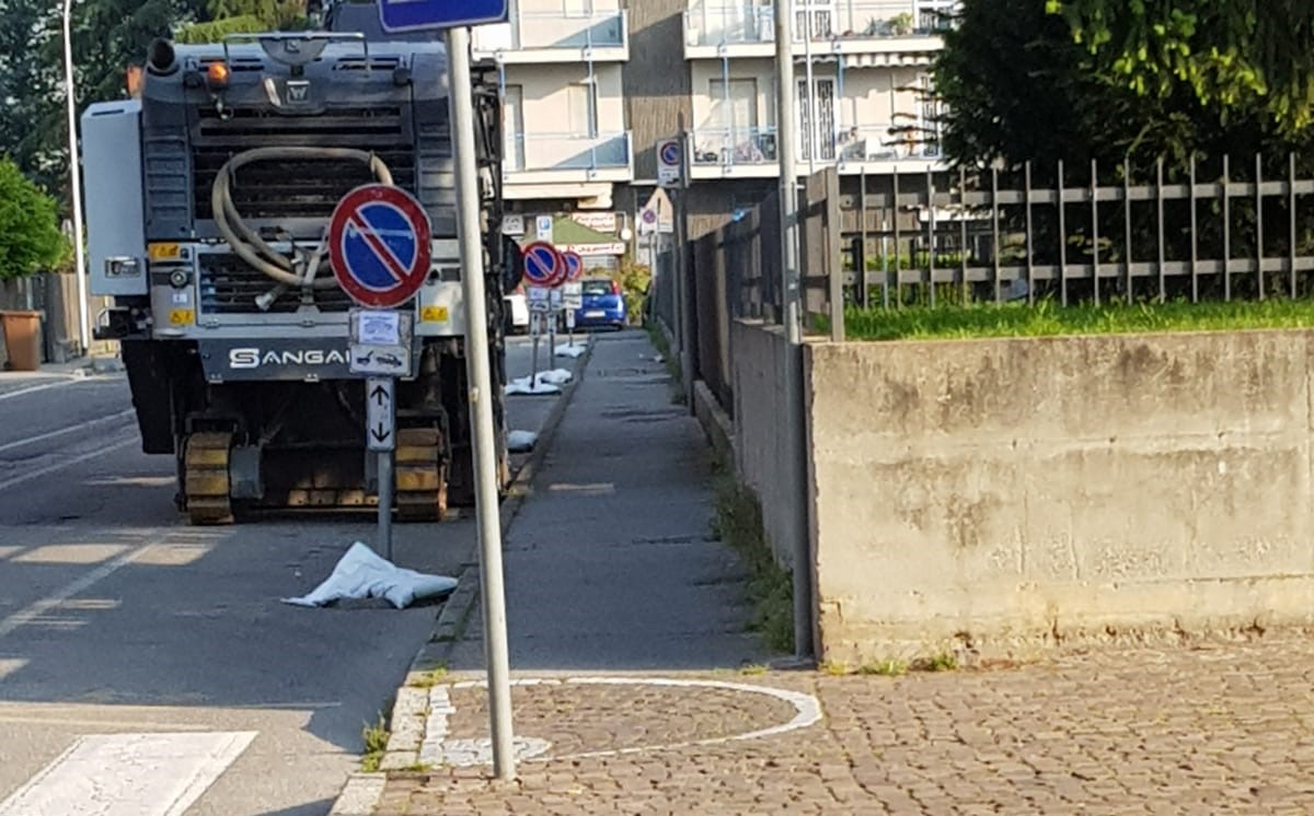 Asfaltature e divieti di sosta proprio di fianco alla chiesa a Pasqua, irritazione tra i parrocchiani