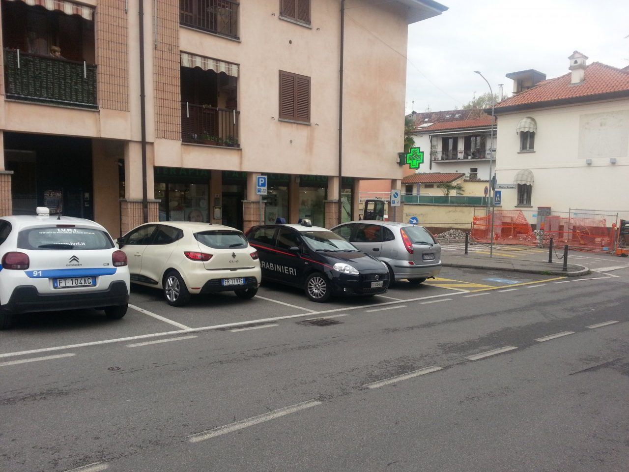 Punta la pistola in faccia alla farmacista e la rapina