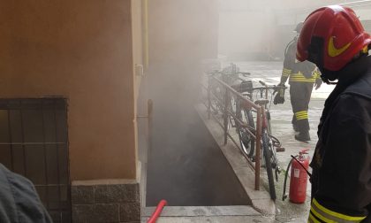 Incendio nelle cantine di un condominio: pompieri al lavoro FOTO