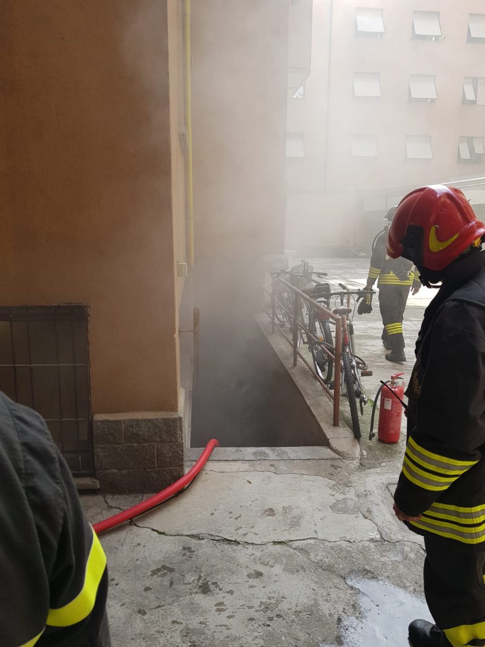 Incendio nelle cantine di un condominio: pompieri al lavoro FOTO