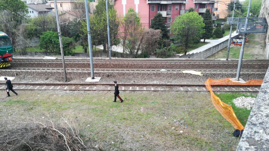 Si sdraia sui binari, investito dal treno: morto un ragazzo di 23 anni. Circolazione ferroviaria bloccata