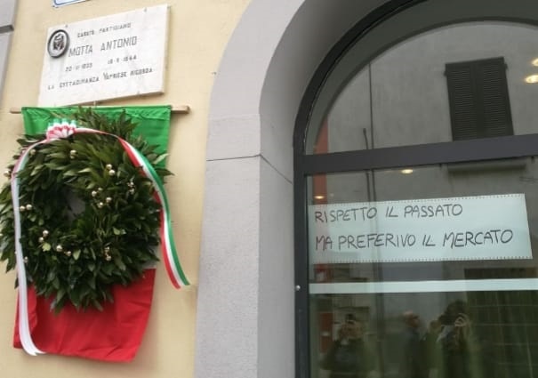 Cartello “contro” il 25 Aprile, barista nella bufera a Vaprio d’Adda