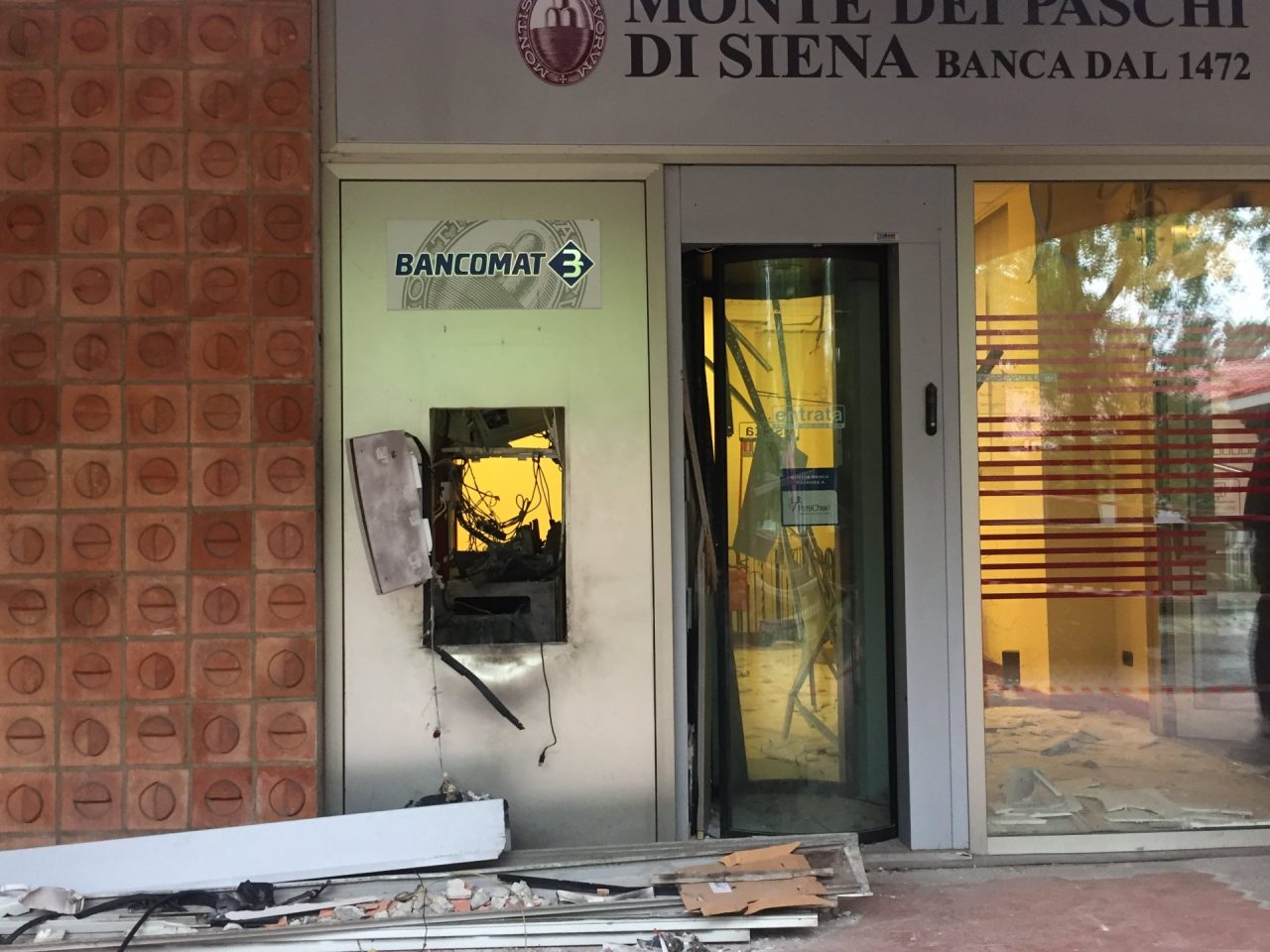 Fanno saltare il bancomat e scappano con i soldi