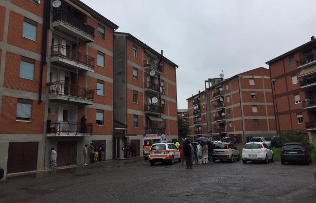 Bambina di 9 anni muore cadendo dal quarto piano
