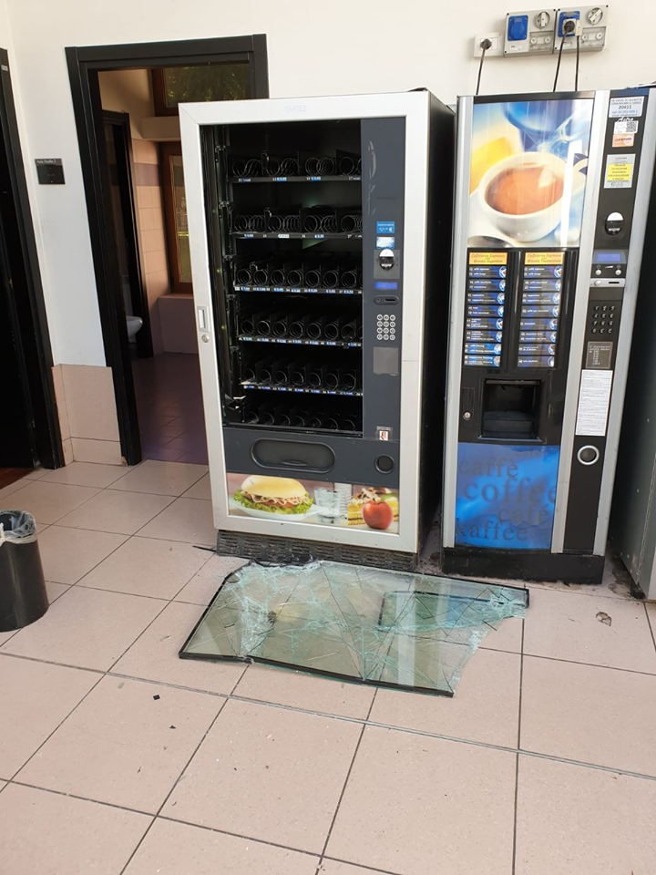 Vandali in azione al centro civico di Milano 2