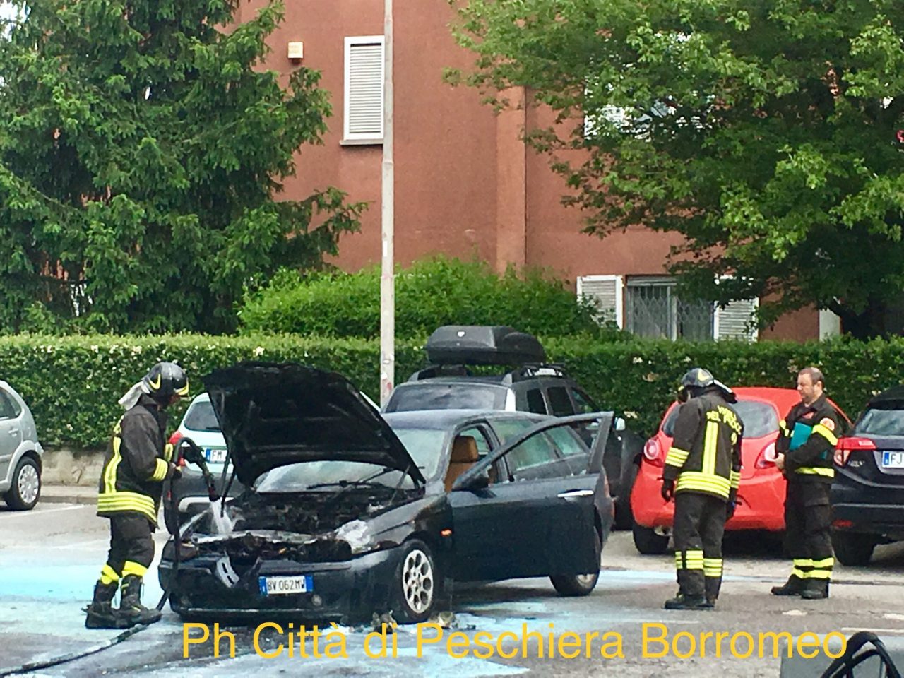 Accende l’auto e prende fuoco il cofano, paura per un automobilista