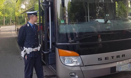 I vigili di Cernusco fanno l'alcol test all'autista del bus della gita scolastica