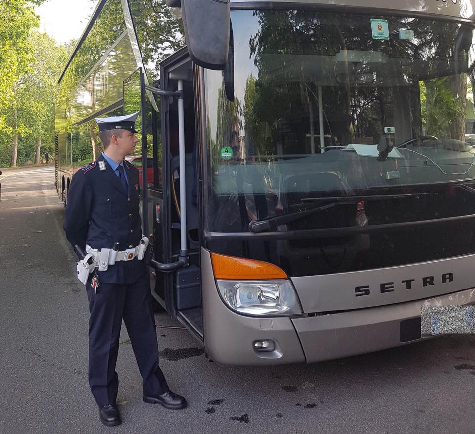 I vigili di Cernusco fanno l’alcol test all’autista del bus della gita scolastica