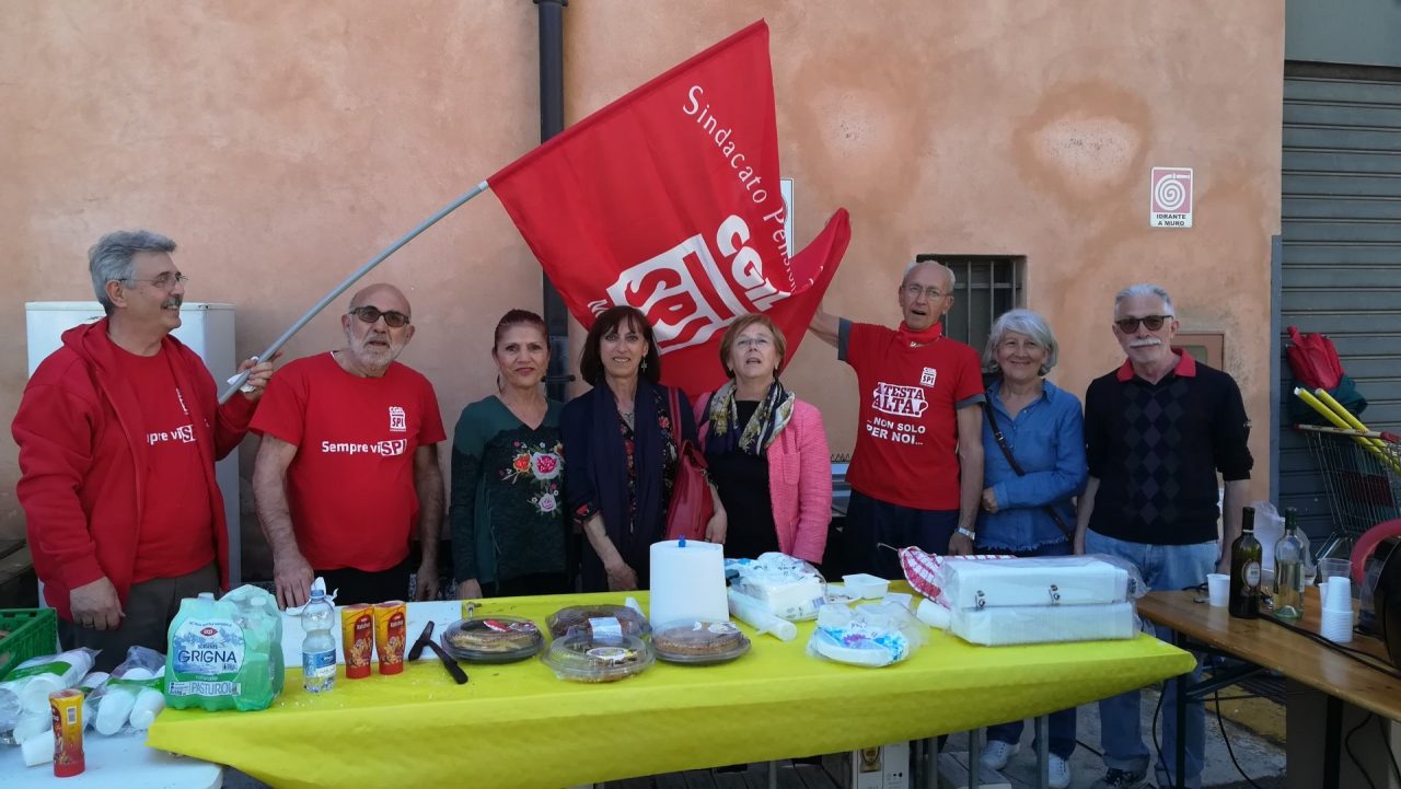 Primo maggio a suon di musica e brindisi alla Camera del lavoro di Trezzo