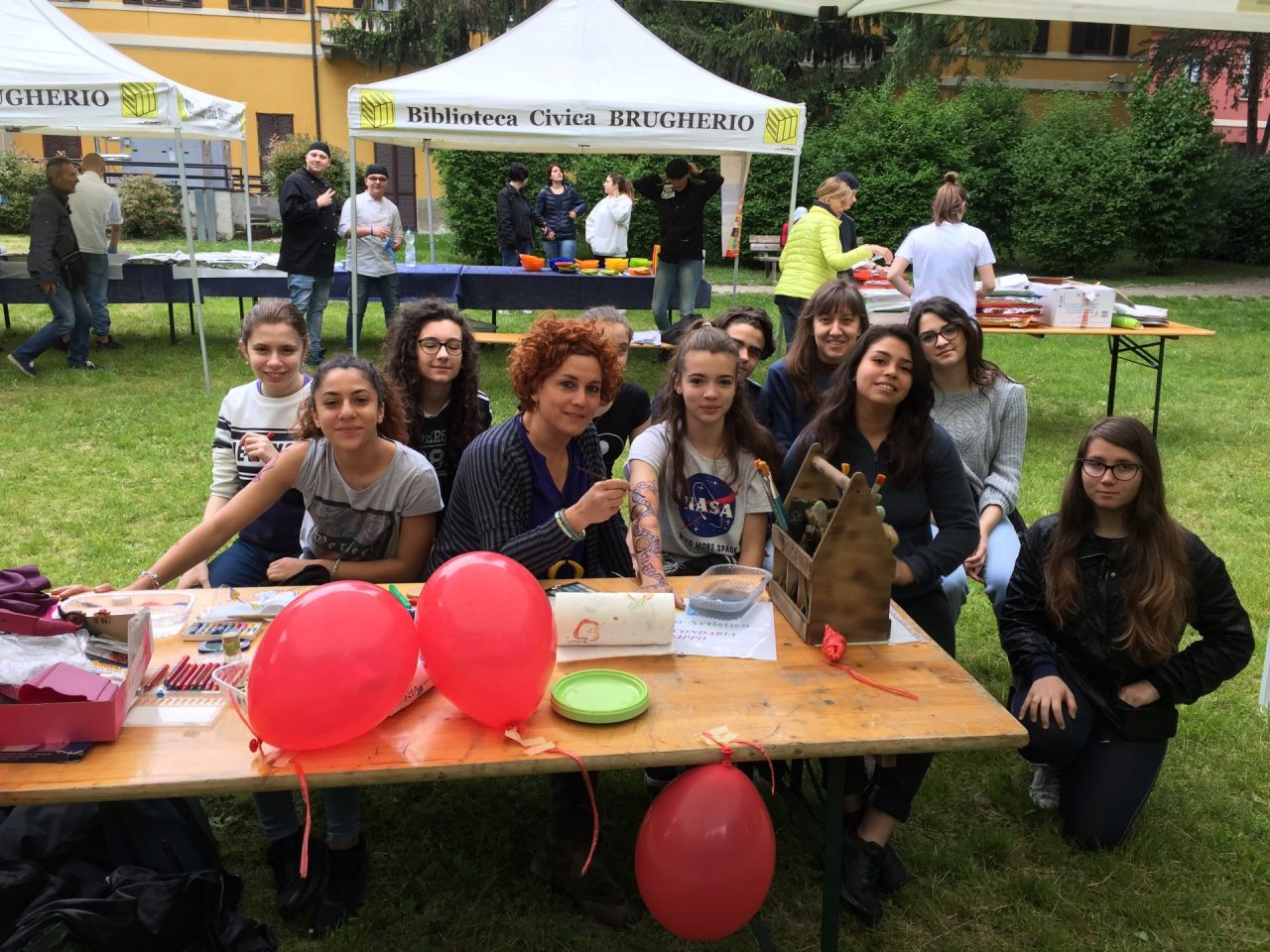 Brugherio Un muro che unisce nel parco di Villa Fiorita Murale dipinto dai ragazzi delle scuole medie del territorio simbolo di integrazione