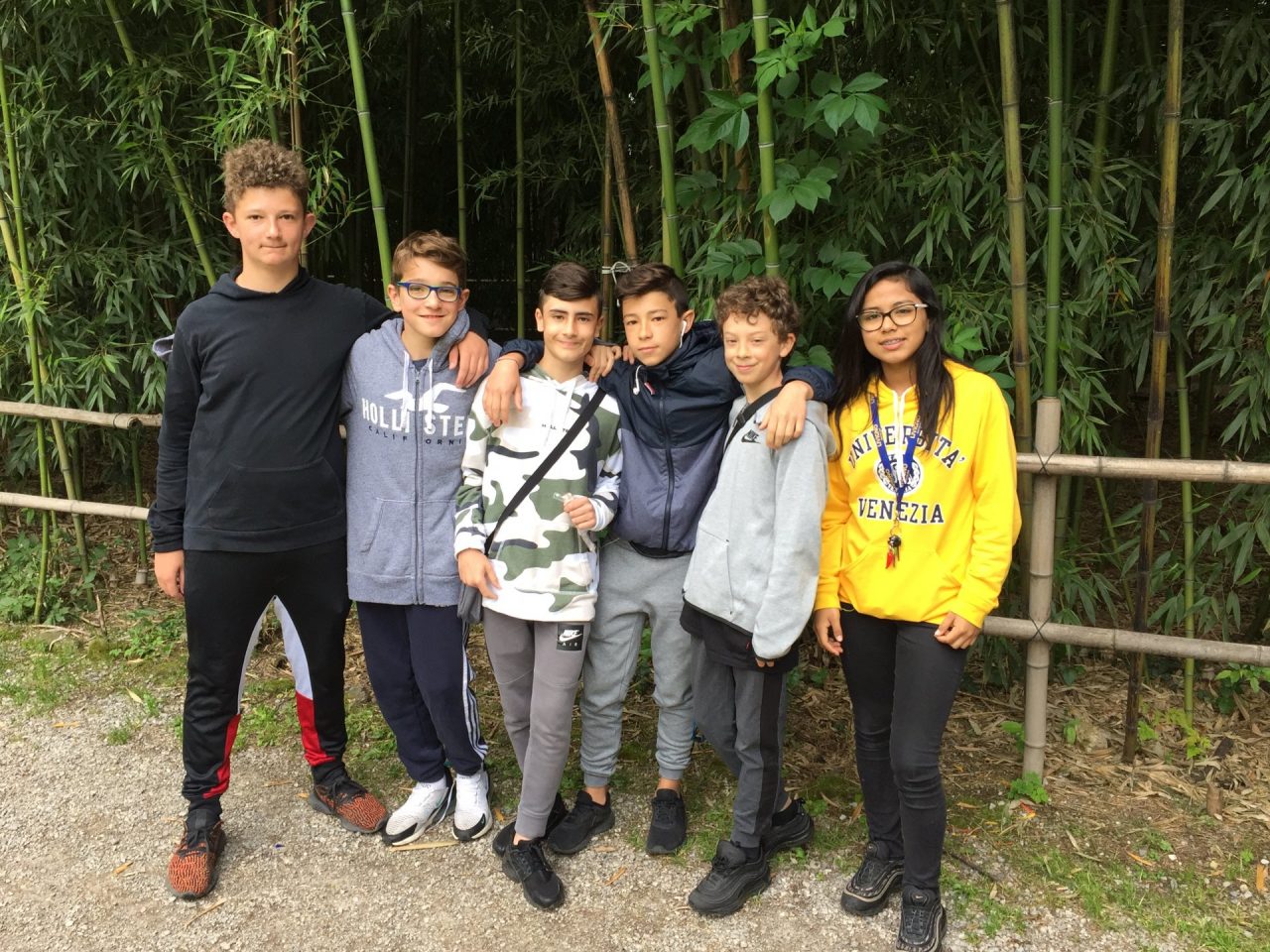 Brugherio nel parco di Villa Fiorita murale dipinto dai ragazzi delle scuole medie del territorio simbolo di integrazione