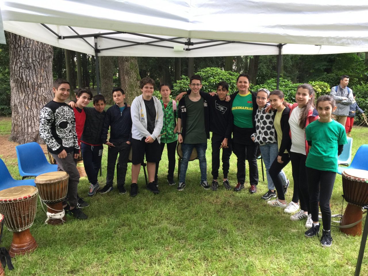Brugherio nel parco di Villa Fiorita murale dipinto dai ragazzi delle scuole medie del territorio simbolo di integrazione