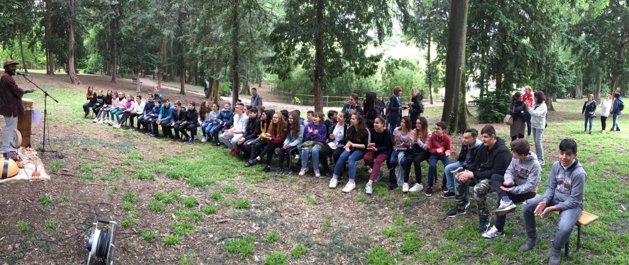 Brugherio Un muro che unisce nel parco di Villa Fiorita Murale dipinto dai ragazzi delle scuole medie del territorio simbolo di integrazione