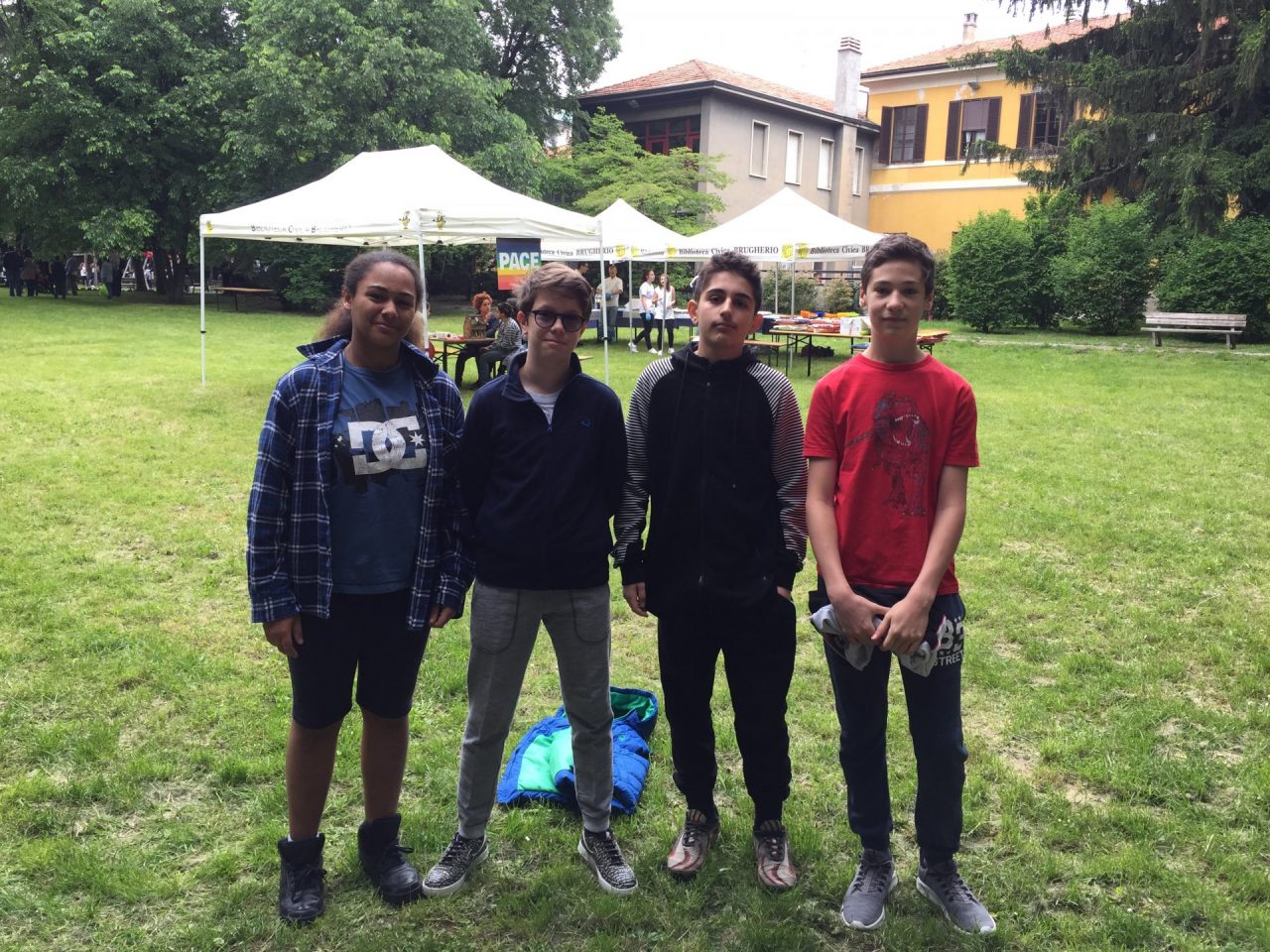 Brugherio Un muro che unisce nel parco di Villa Fiorita Murale dipinto dai ragazzi delle scuole medie del territorio simbolo di integrazione