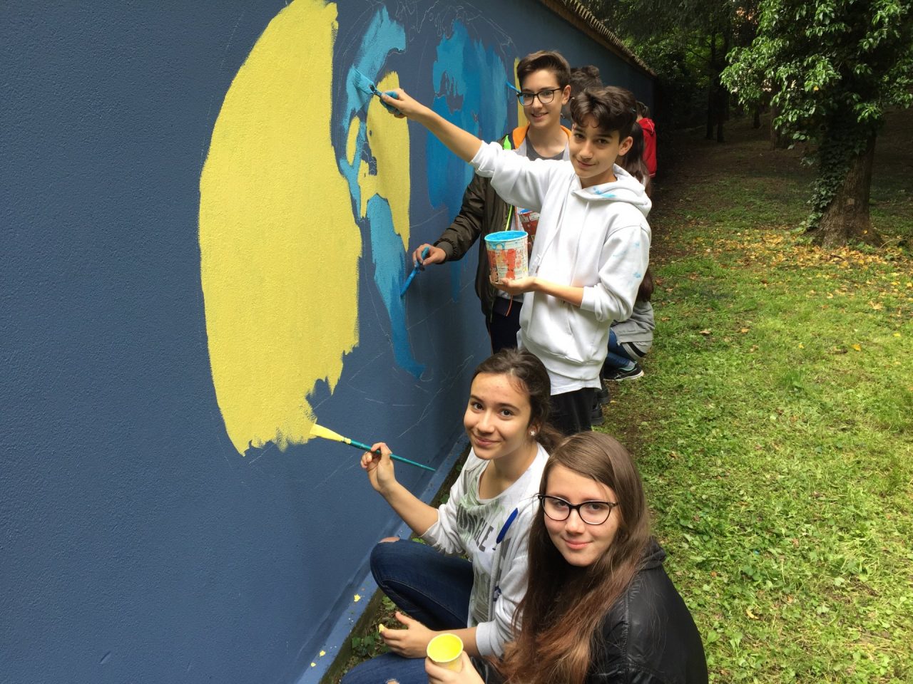 Brugherio nel parco di Villa Fiorita murale dipinto dai ragazzi delle scuole medie del territorio simbolo di integrazione