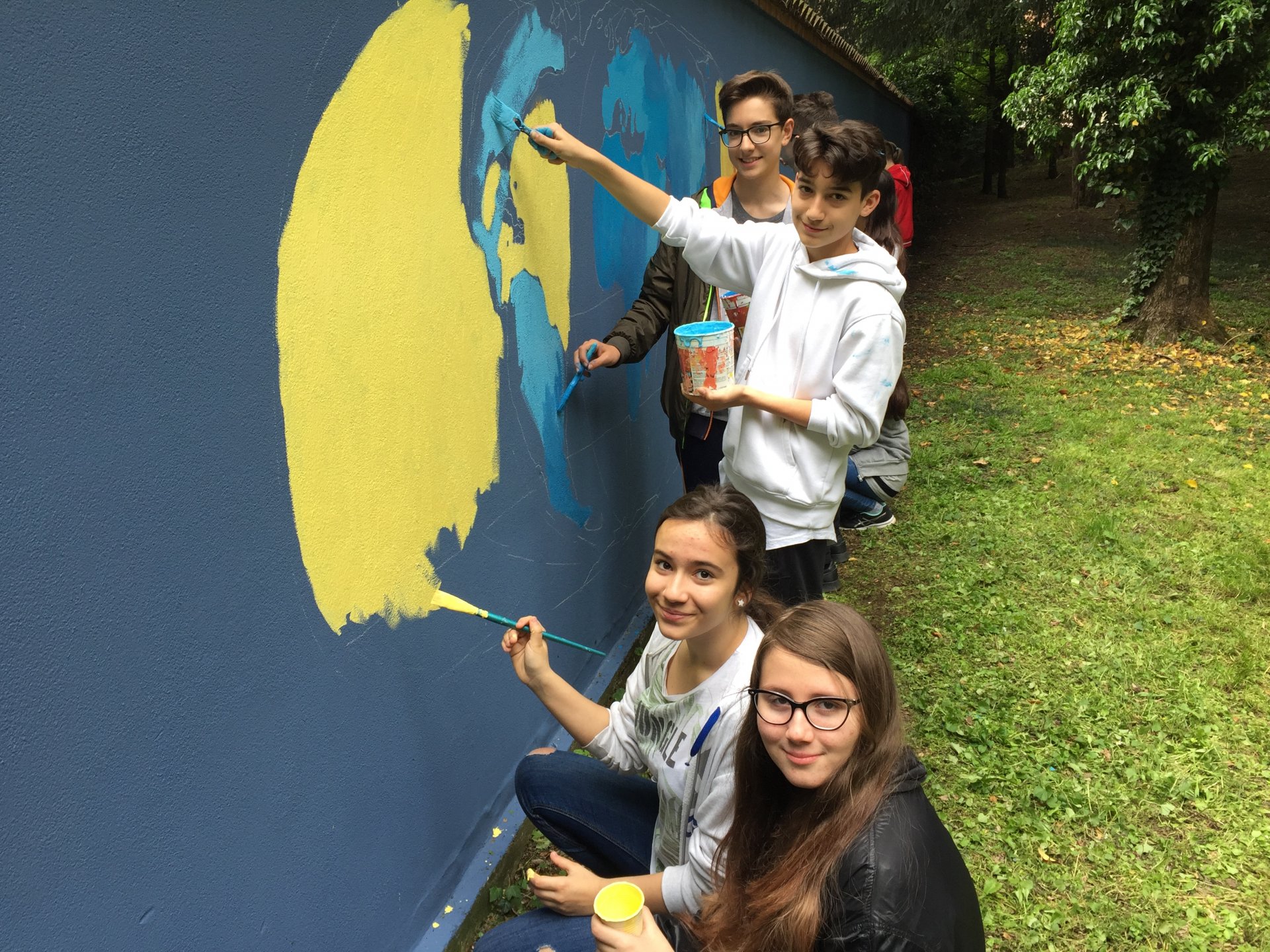Brugherio Un muro che unisce nel parco di Villa Fiorita Murale dipinto dai ragazzi delle scuole medie del territorio simbolo di integrazione