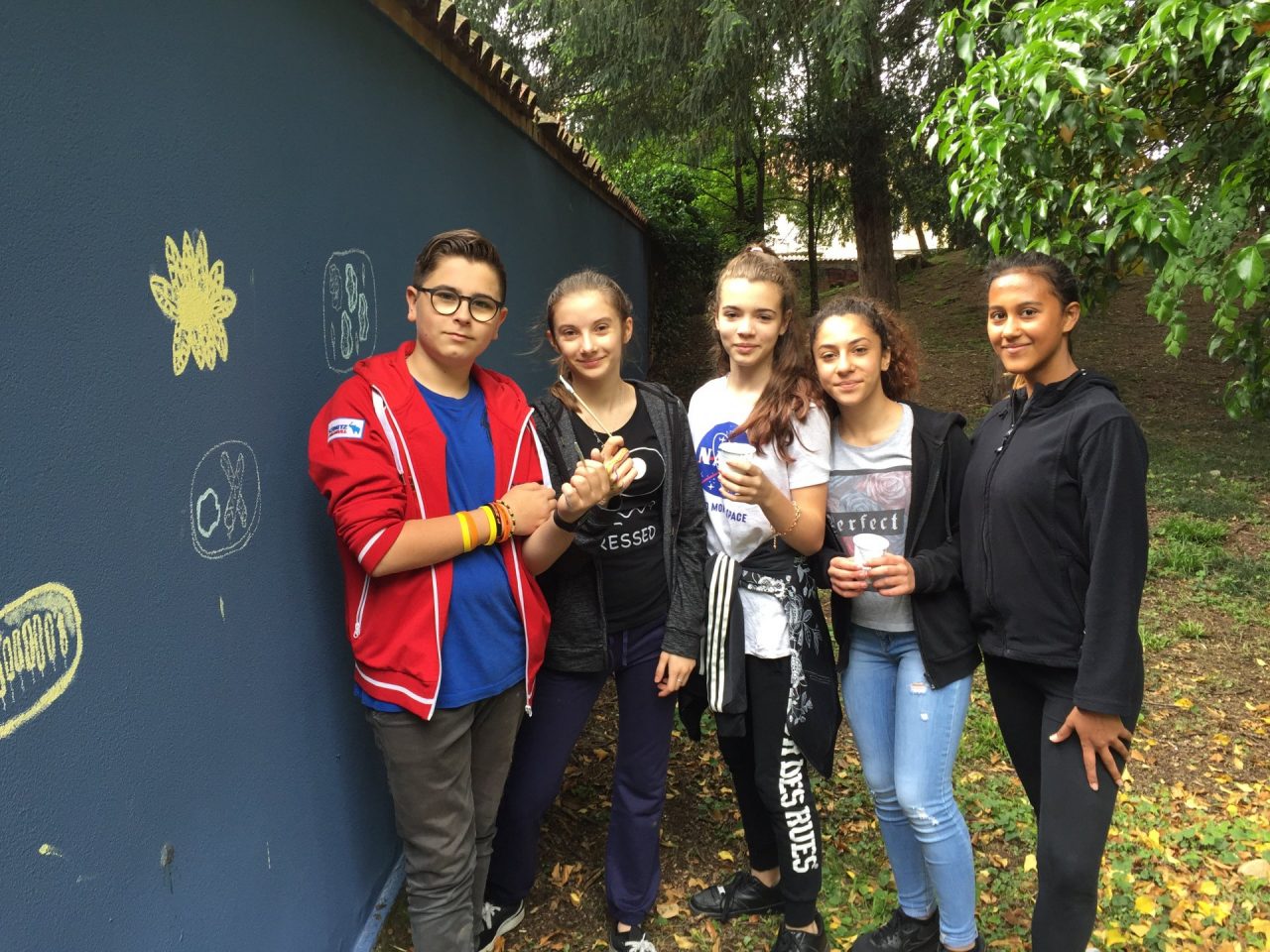 Brugherio nel parco di Villa Fiorita murale dipinto dai ragazzi delle scuole medie del territorio simbolo di integrazione