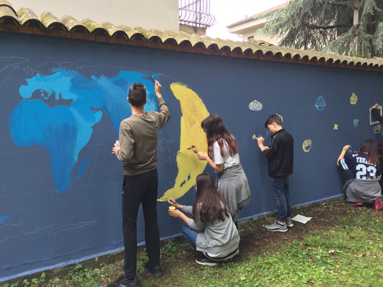 Brugherio nel parco di Villa Fiorita murale dipinto dai ragazzi delle scuole medie del territorio simbolo di integrazione