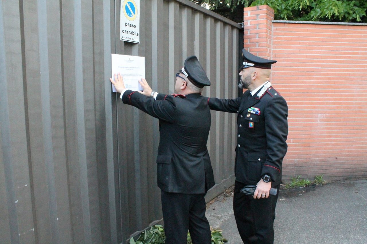 I carabinieri mettono i sigilli alla fabbrica del degrado FOTO