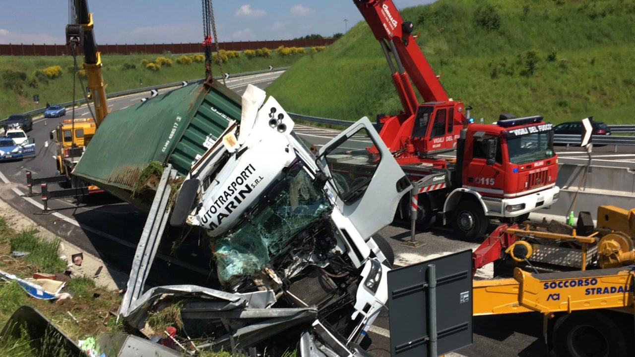 Incidente mortale sulla Teem. Si ribalta con il camion e perde la vita FOTO