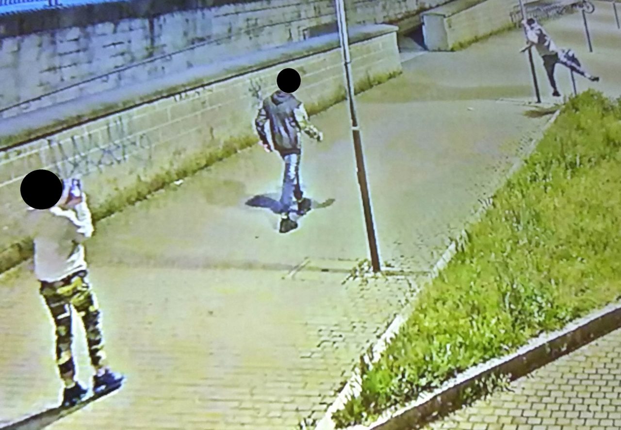 Vandali inchiodati dalle telecamere a Melzo. “Vi abbiamo identificati, costituitevi”