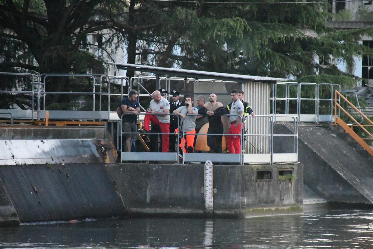 Canoa ribaltata nell’Adda, ricerche sospese per il buio FOTO