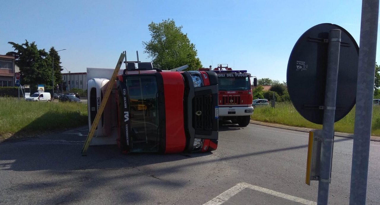 Camion ribaltato sulla Cassanese, strada bloccata traffico in tilt