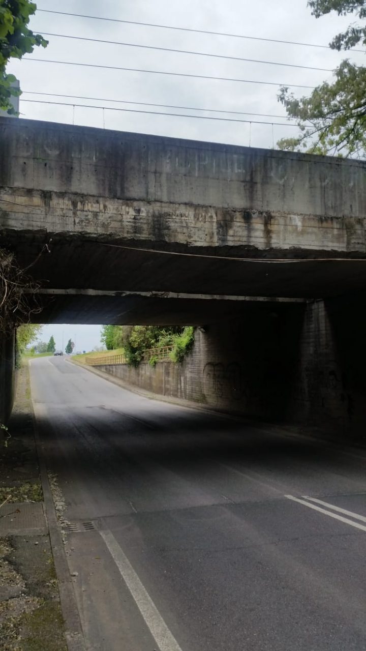 Il ponte della ferrovia a Trecella spaventa i cittadini