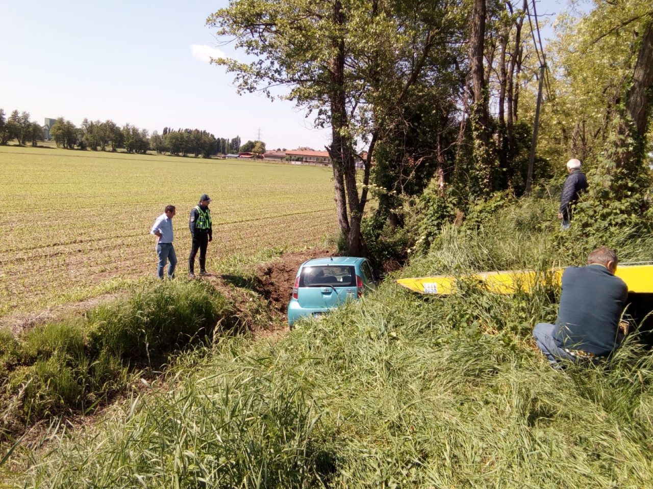 Auto ribaltata sulla Bettola-Sordio, incidente in codice rosso e intervento dei pompieri