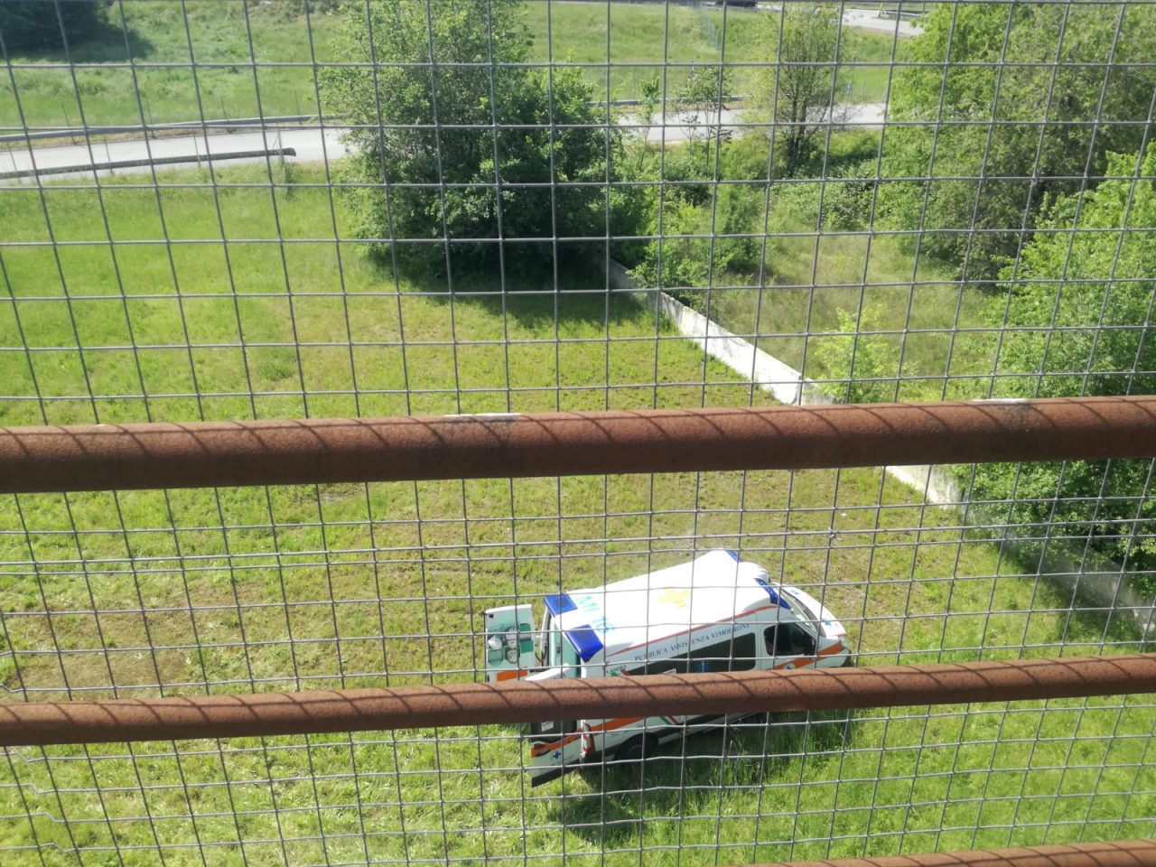 Si ferma con l’auto in Tangenziale, scende e si butta da un ponte