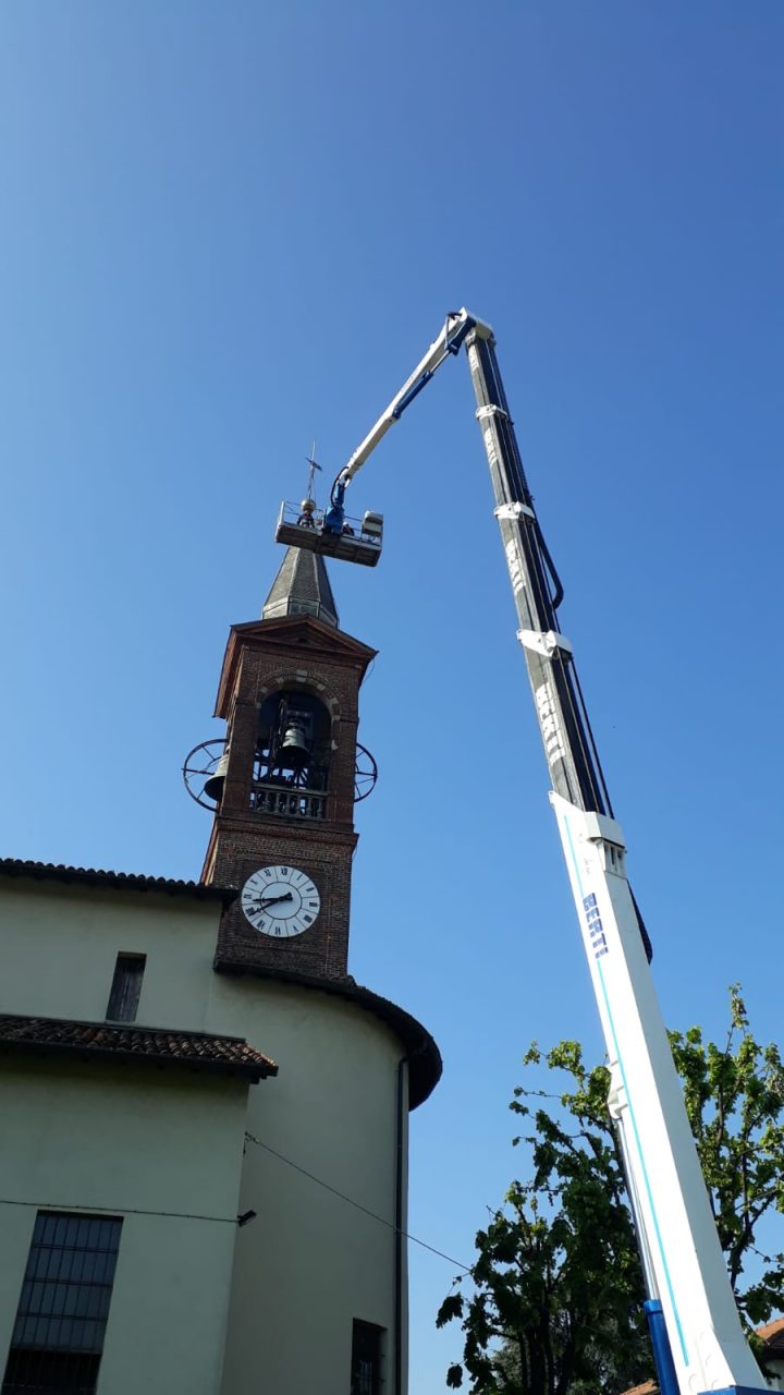 Lavori in corso al campanile di Pozzo dopo il guai del maltempo