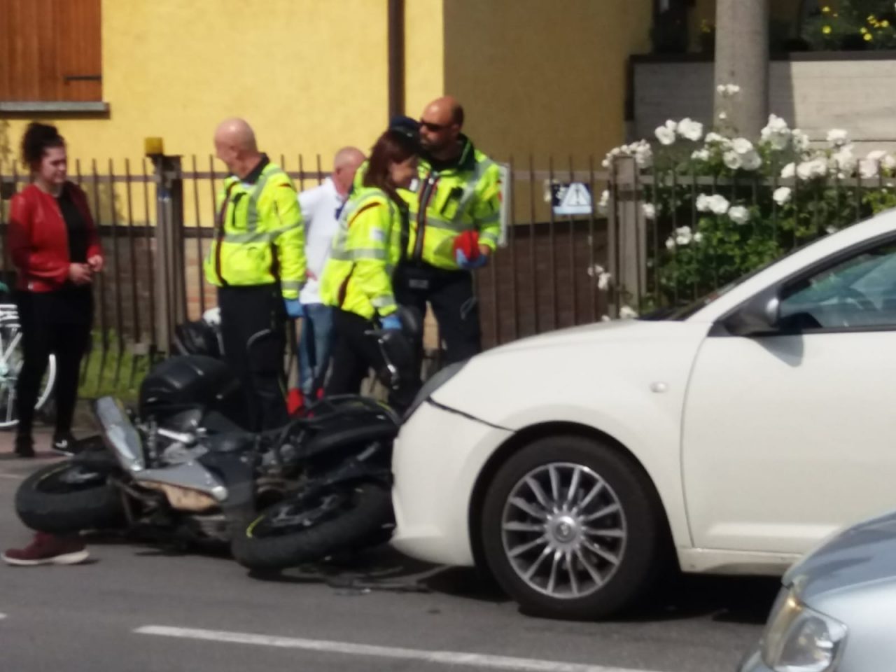 Scontro tra auto e moto a Fara d’Adda, ferito un 22enne FOTO