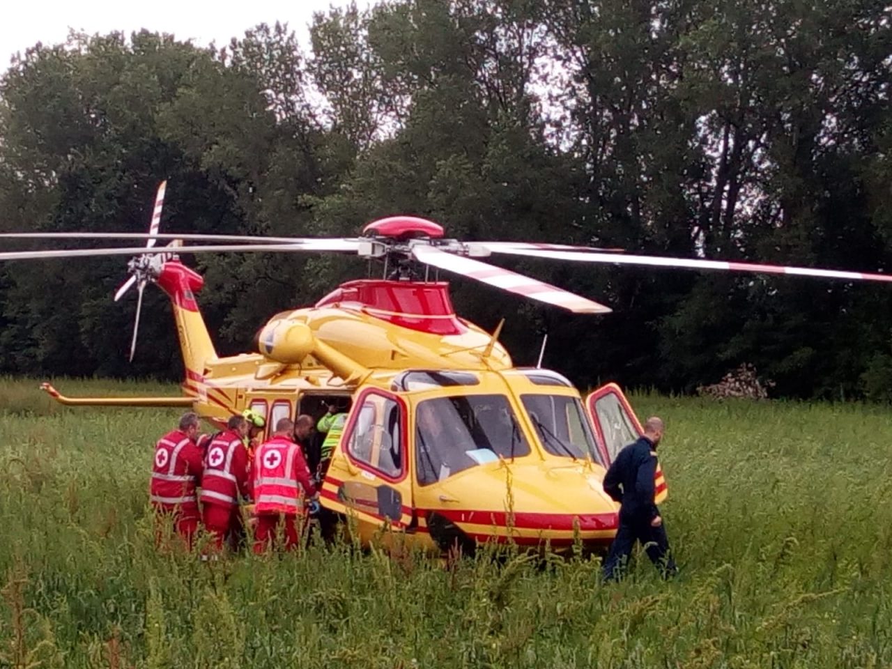 Cade in bici, portato in elicottero in ospedale