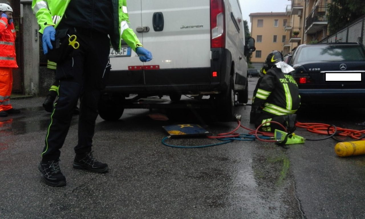 Investita da un furgone, resta incastrata sotto le ruote