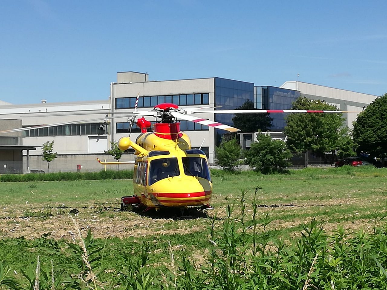 Incidente tra auto e moto, elisoccorso a Cambiago FOTO