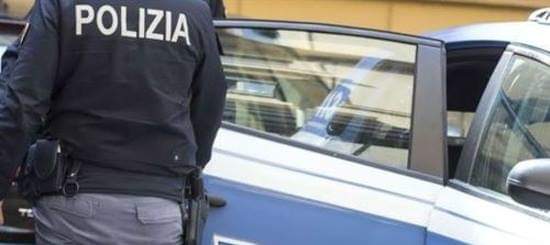 Ladro si nasconde dalla Polizia camuffandosi da attaccapanni