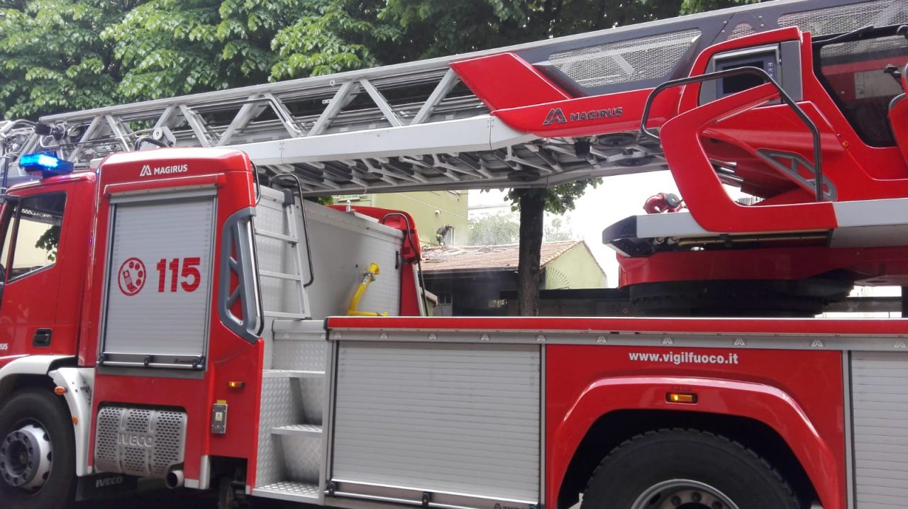 Albero cade su una cabina elettrica a Gessate