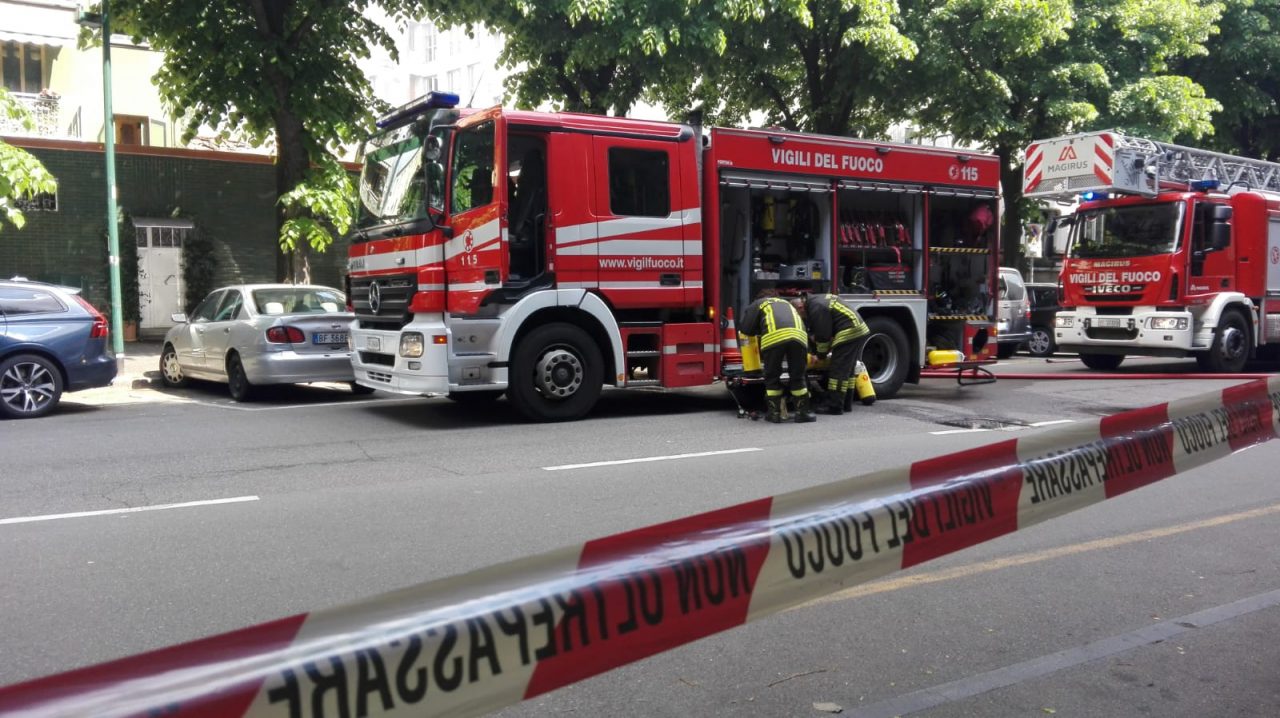 Incendio in casa al settimo piano: i vicini spengono le fiamme