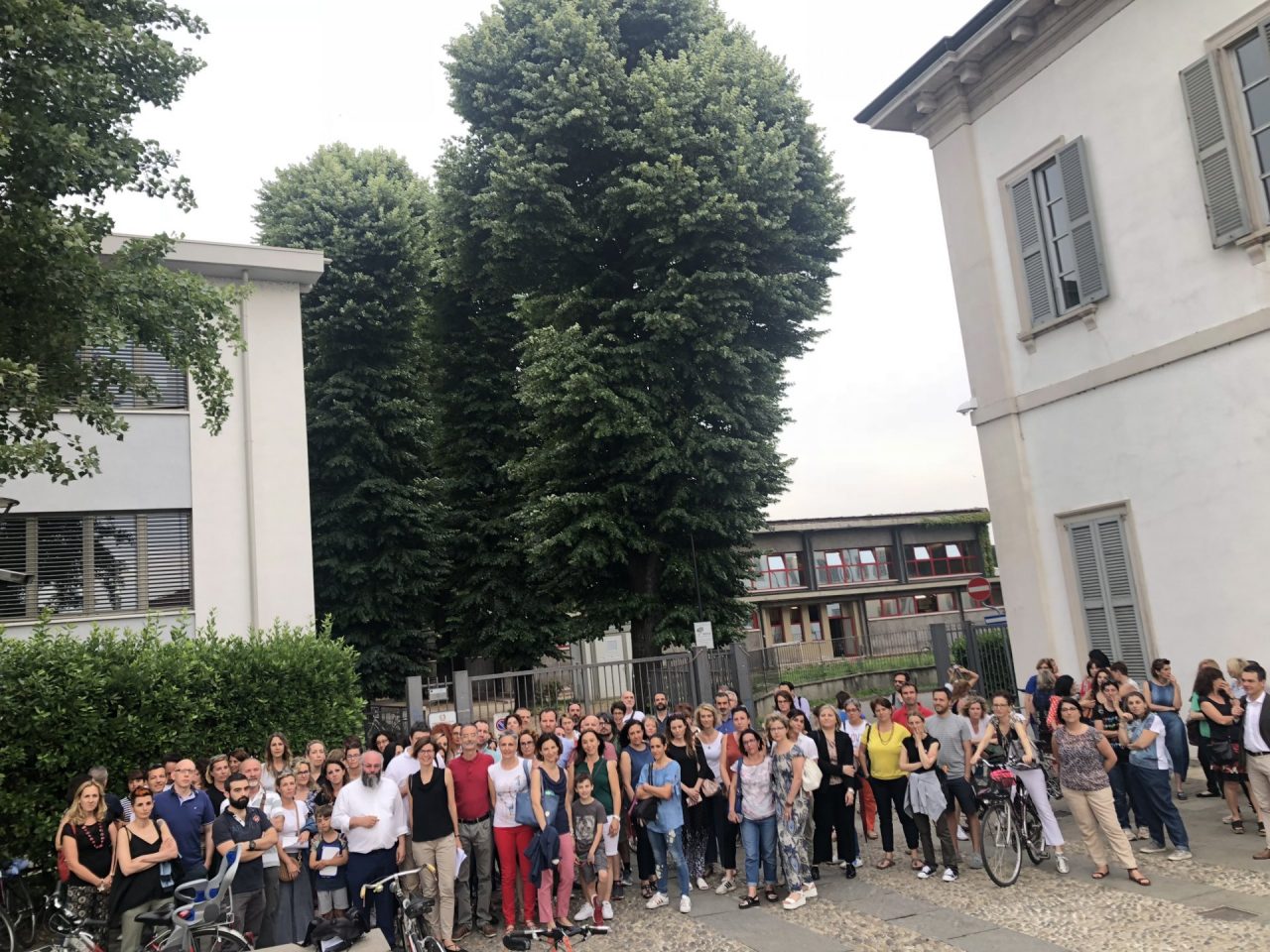 Genitori “cacciati” da scuola protestano in piazza FOTO