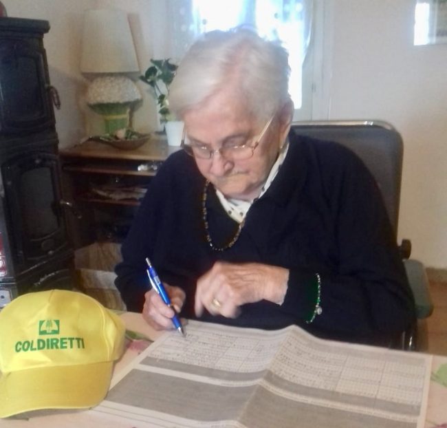 Nonna Angela a cento anni firma la petizione “Stop cibo anonimo”